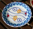 画像1: イタリア製 輸入雑貨 シチリア 陶器 絵皿 壁飾り 壁掛け 手描き 魚 白地 ブルー デシモーネ デシモネ desimone ハンドペイント 537SC (1)