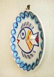 画像2: イタリア製 輸入雑貨 シチリア 陶器 絵皿 壁飾り 壁掛け 手描き 魚 白地 ブルー デシモーネ デシモネ desimone ハンドペイント 537SU (2)