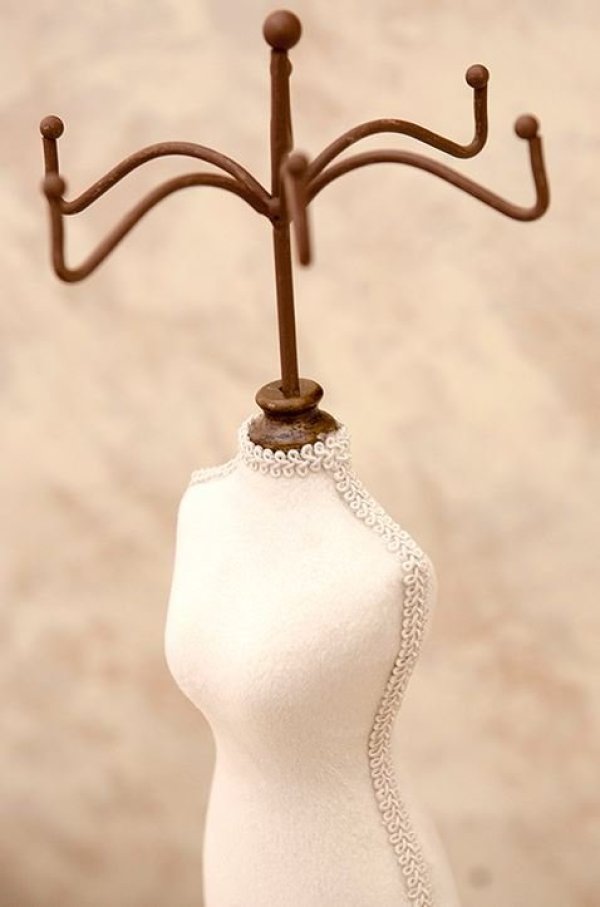 画像4: 輸入雑貨 アクセサリーハンガー トルソー アイボリー オブジェ アンティーク風 シャビーシック 姫系 CDT280-IV 直輸入 リビングスタジオ (4)