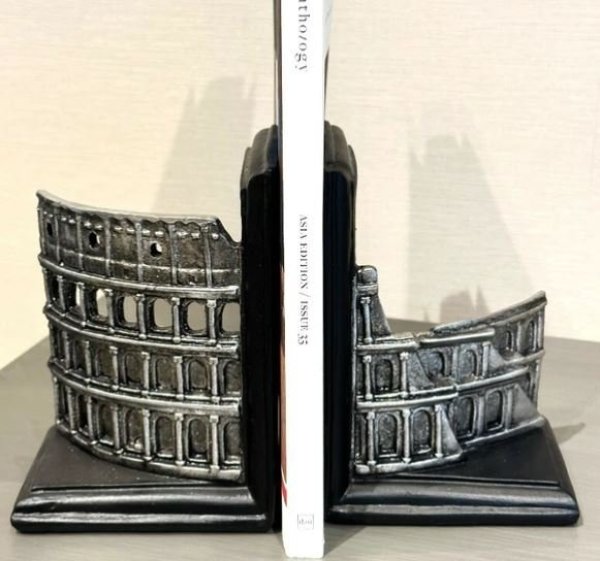 画像1: 輸入雑貨 ブックエンド 本立て コロッセオ ローマ オブジェ シルバー ブラック アンティーク風 モダン AN-72421 85572BE 直輸入 リビングスタジオ (1)