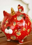 画像2: 輸入雑貨 貯金箱 陶器 ネコ 猫 赤 レッド おとぼけ 角 コーン オブジェ 置物 ユニーク コミカル ポップ ギフト 08317 リビングスタジオ (2)