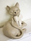 画像4: 輸入雑貨 ネコ 猫 置物 オブジェ リボン リラックスねこ おすまし顔 見返り フレンチ グレー アンティーク ビンテージ シャビーシック 11078 (4)