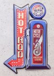 画像1: 輸入雑貨 アンティークエンボスプレート HOT ROD ブリキ 壁飾り アメリカン ビンテージ シャビー HLHT22038A リビングスタジオ (1)