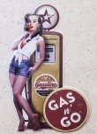 画像1: 輸入雑貨 アンティークエンボスプレート GAS & GO ブリキ 壁飾り アメリカン ビンテージ シャビー HLHT22043A リビングスタジオ (1)