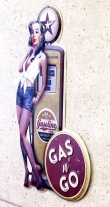 画像4: 輸入雑貨 アンティークエンボスプレート GAS & GO ブリキ 壁飾り アメリカン ビンテージ シャビー HLHT22043A リビングスタジオ (4)