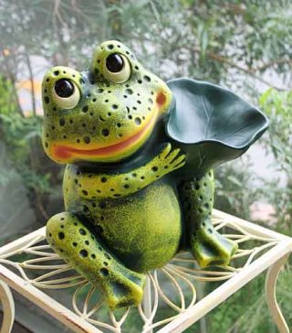 ポルトガル製 輸入雑貨 おすましカエル 陶器 置物 オブジェ リボン 赤 蛙 縁起物 ラッキーアイテム ガーデニング ハンドメイド PTO-530G  008-pto-530gfrog