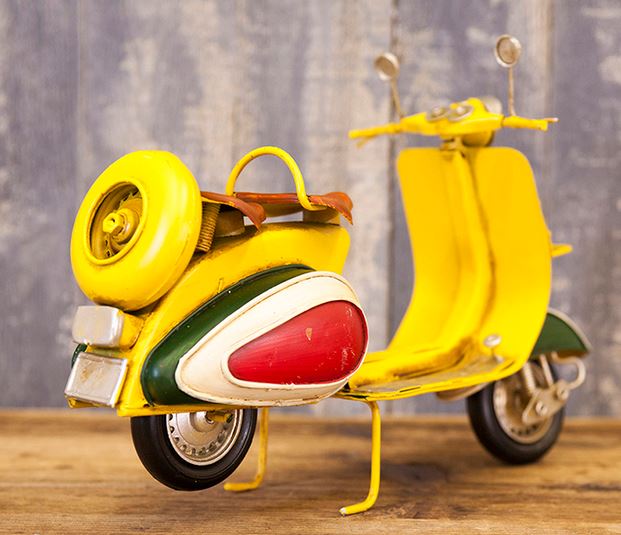 輸入雑貨 ブリキ ミニカー 置物 ベスパ スクーター バイク イエロー 黄色 ローマの休日 イタリア ビンテージ調 アンティーク風  1904D-1359 リビングスタジオ