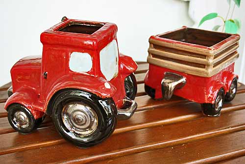 輸入雑貨 フラワーポット 陶器 トラクター トラック 赤 プランター